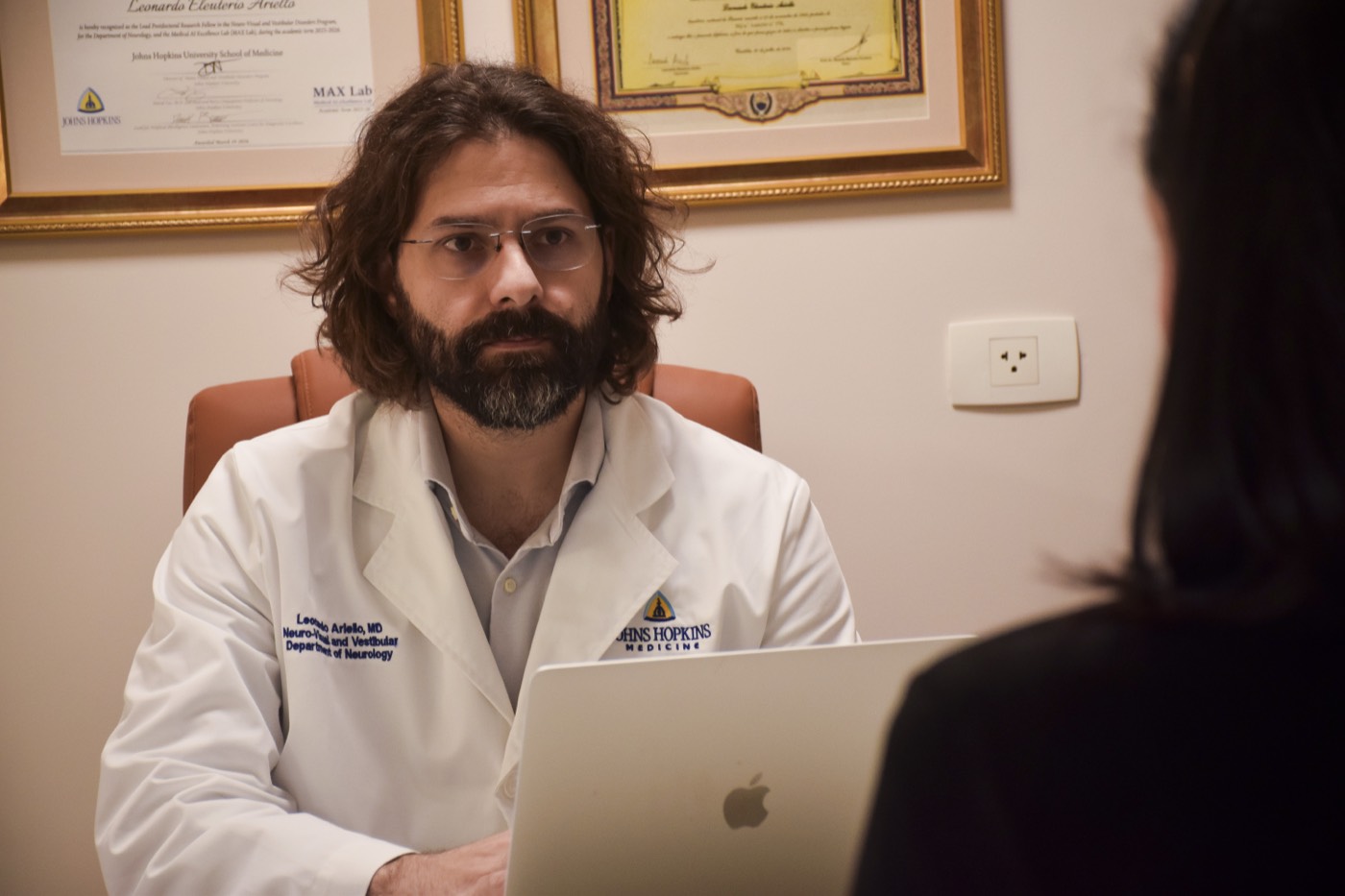 Dr. Leonardo Ariello em consulta com paciente