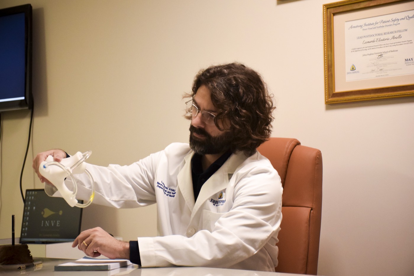 Dr. Leonardo Ariello orientando paciente com dispositivo