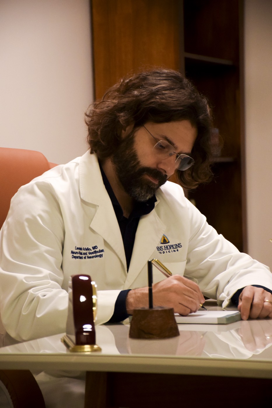 Dr. Leonardo Ariello redigindo conduta clínica