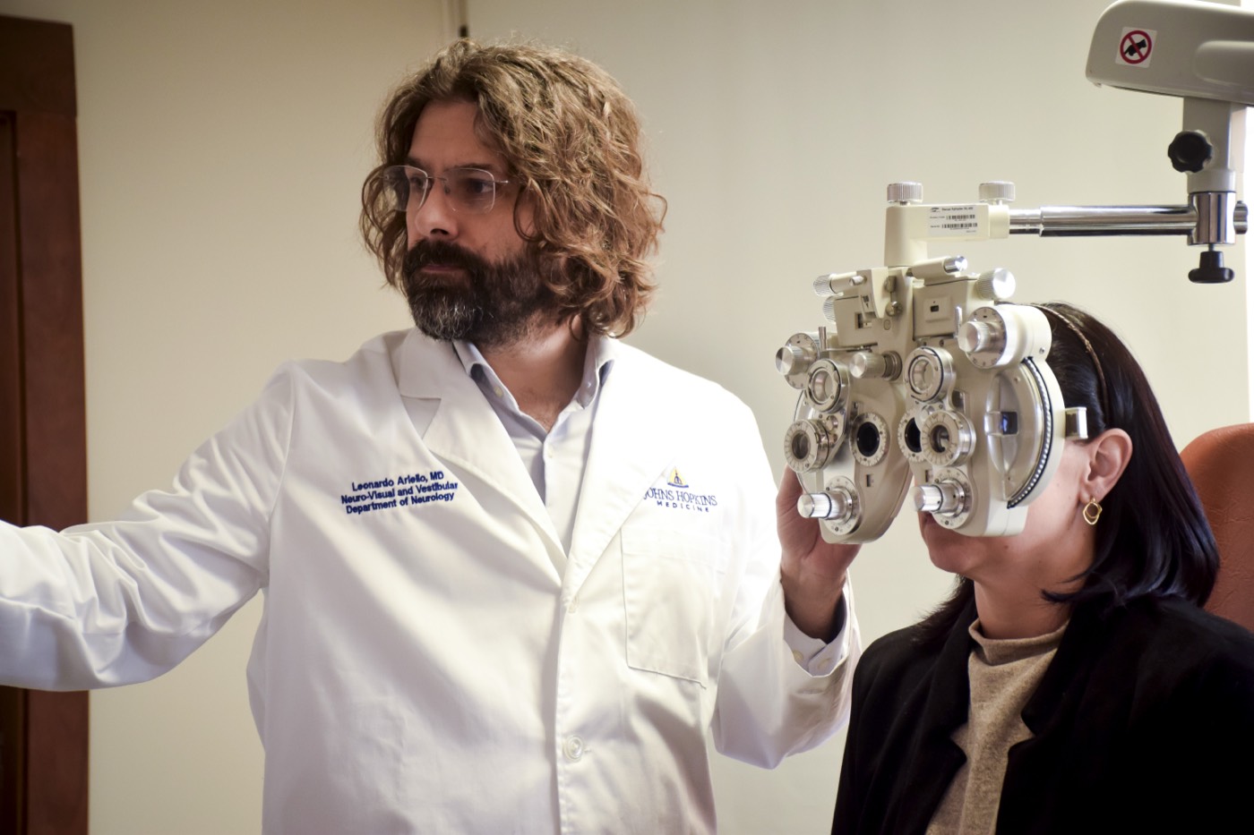 Dr. Leonardo Ariello realizando exame com foróptero