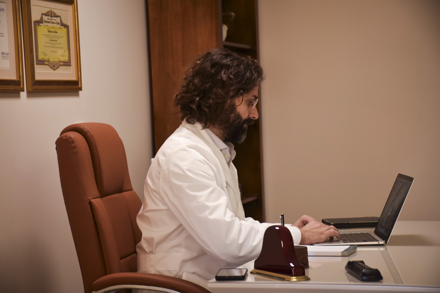 Dr. Leonardo Ariello analisando exames